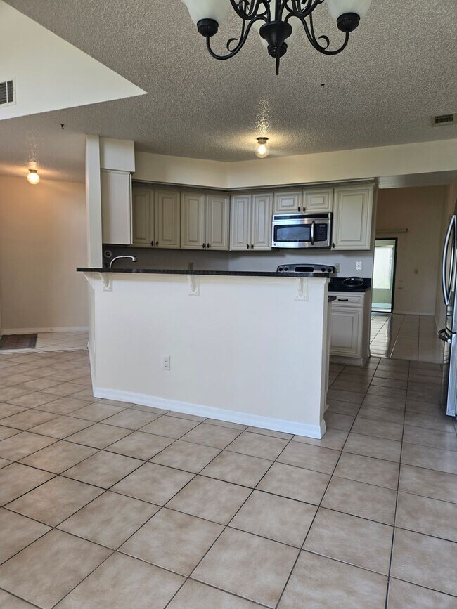 Foto del edificio - Charming 4-Bedroom Home Ready for You to M...