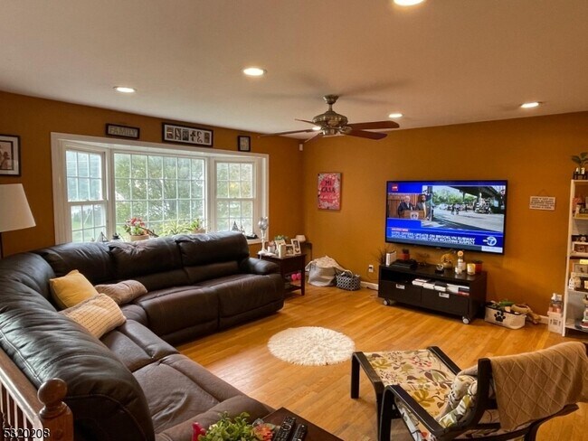 Foto del edificio - 25 Meadow Ln