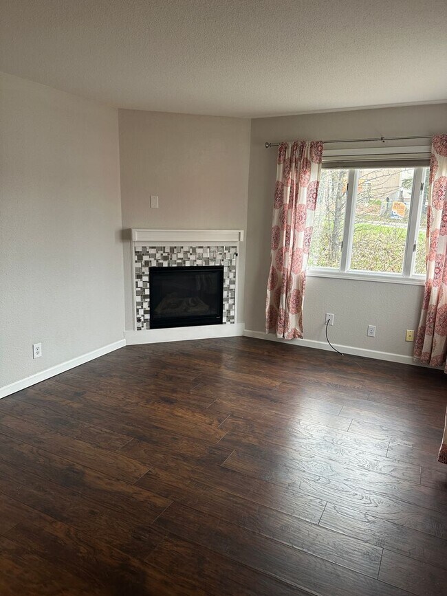 Building Photo - 3 Bedroom/1.5 Bath w/partial Mountain Views