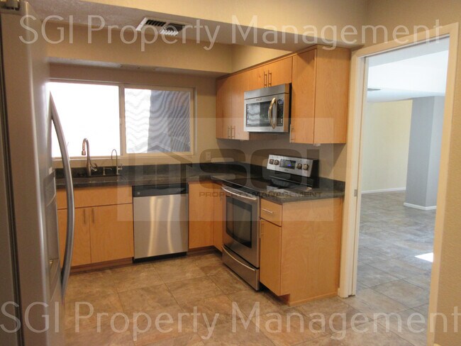 Building Photo - Gorgeous home ready for move in