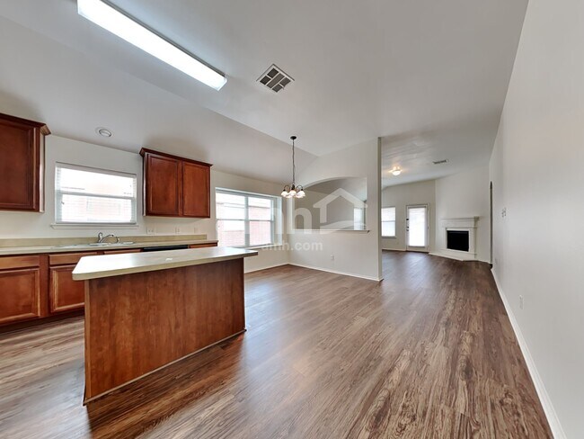 Foto del edificio - 6232 Trinity Creek Dr