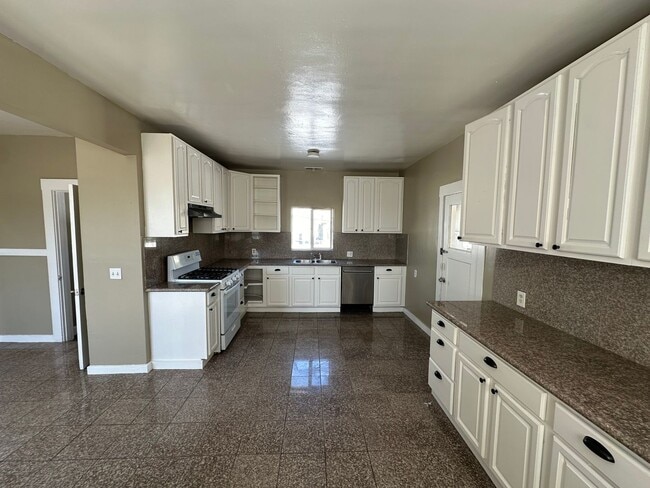 Building Photo - Rare 4BR Upstairs Gem – Light-Filled & Ove...