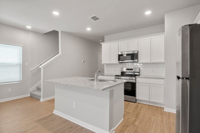 Foto del edificio - Brand New Spacious Duplex, Private Backyar...