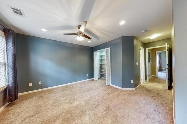 Foto del edificio - 2652 Weddington Ave