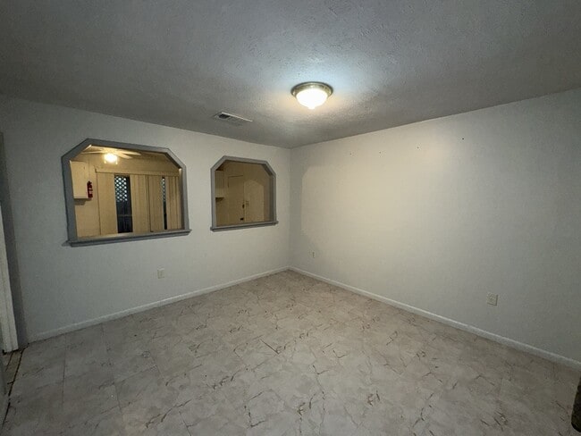 Building Photo - 5680 Queen Mary Ln