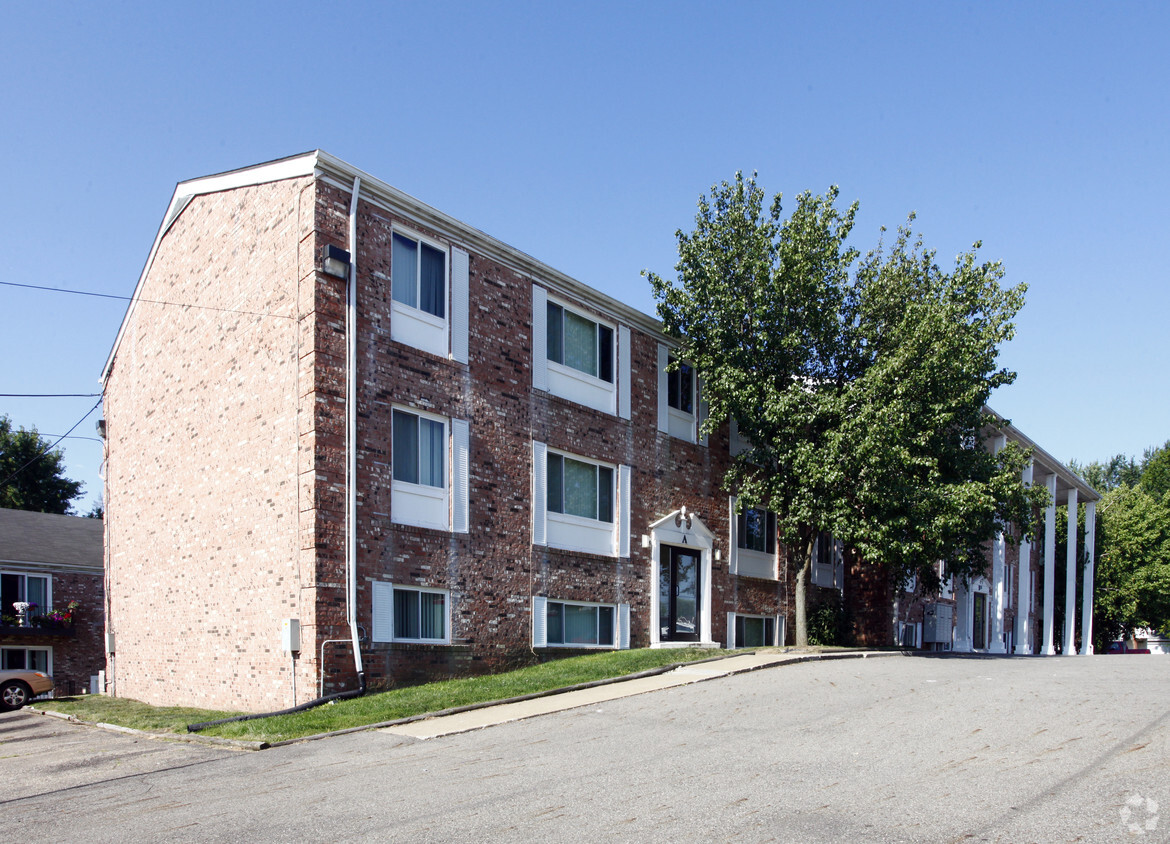 Primary Photo - White Oaks Apartments