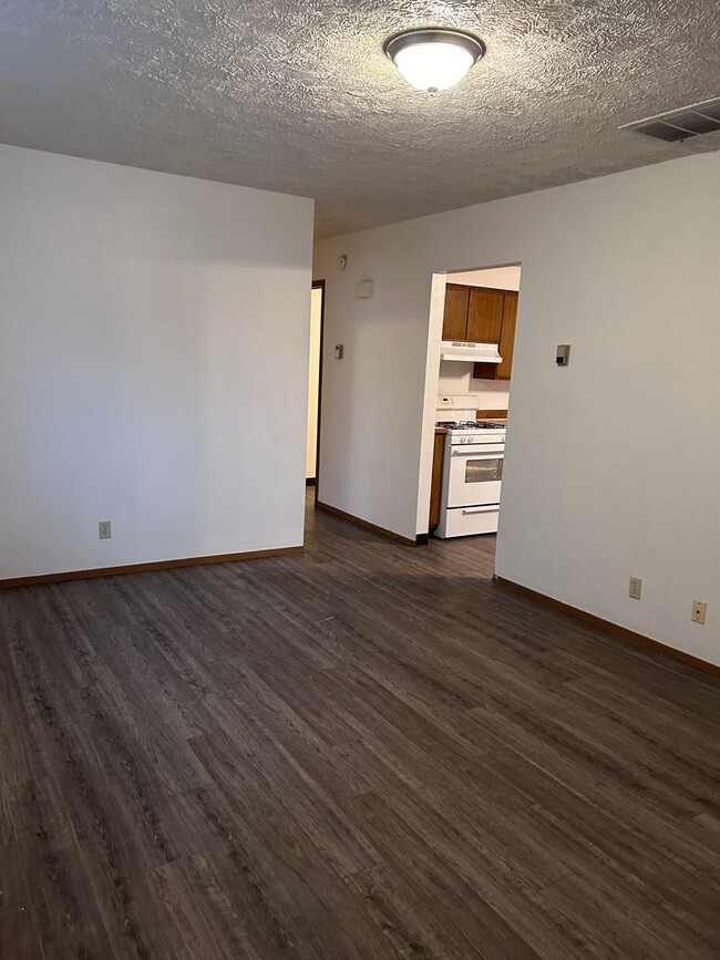 Building Photo - Cheney 3-Bedroom 1-Bathroom Apartment