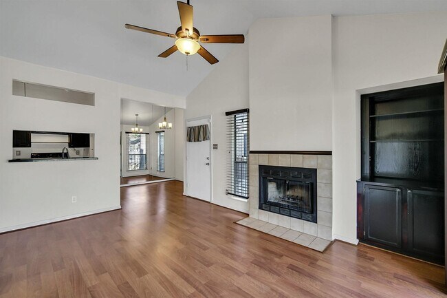 Foto del edificio - 3500 Tangle Brush Drive Apt #202, The Wood...