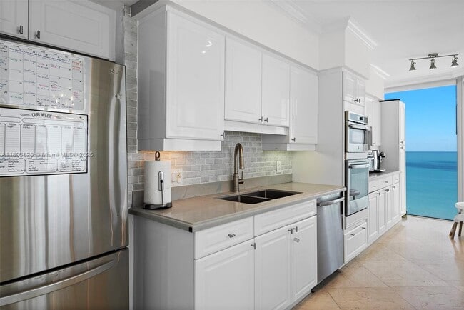 Building Photo - 4775 Collins Ave