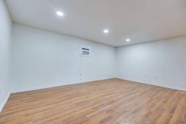 Building Photo - 2-Bedroom Home Ideal For Roommates!!