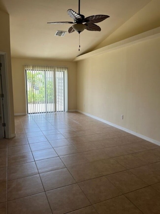 Building Photo - Beautiful Duplex Available Immediately