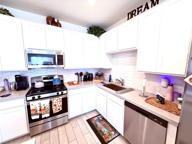 Building Photo - 35377 W Santa Monica Ave