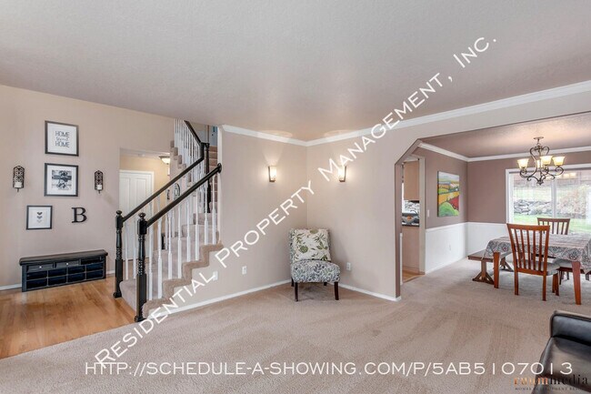 Building Photo - Light and Bright 5 Bedroom Traditional!