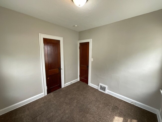 Foto del edificio - 9613 Sladden Ave