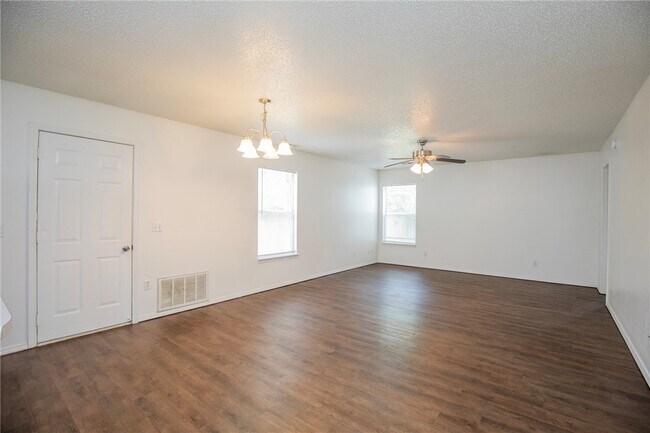 Building Photo - 2509 Parkcrest Dr