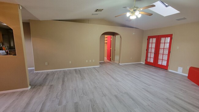 Building Photo - Remodeled 3 Bdrm/2 Ba Home with Refrigerat...