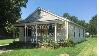 Building Photo - 715 E Queen Pl