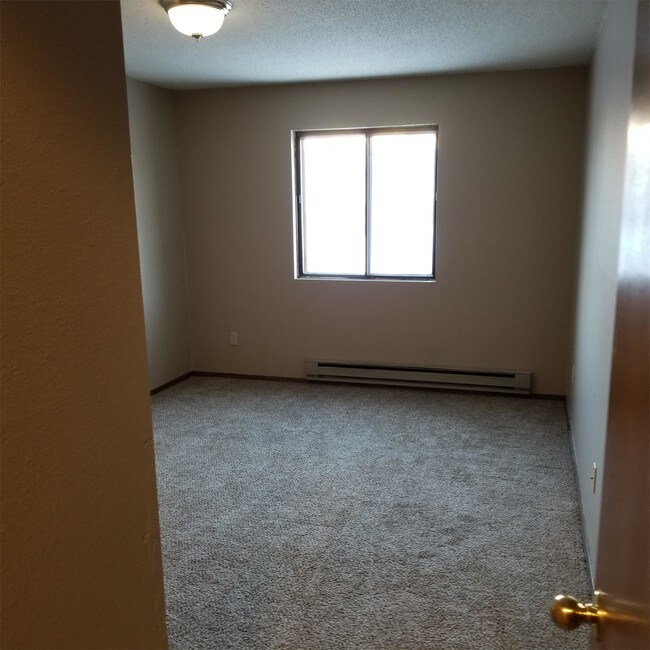 Building Photo - 400 Village Dr