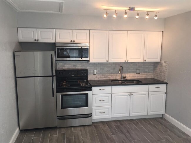 Building Photo - 214 12th Ave N