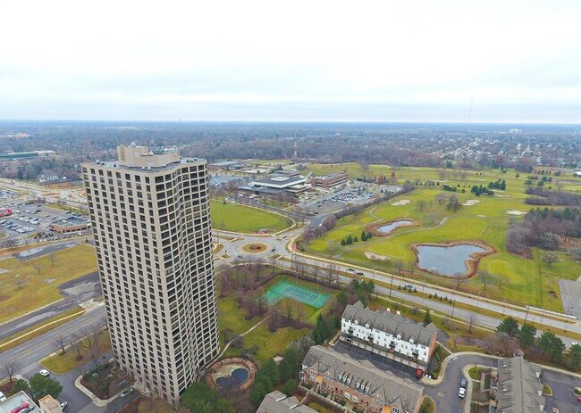 Building Photo - 1/1 Hi-Rise Lux Condo Panoramic Views Pool...