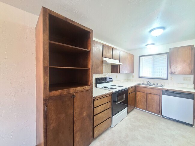 Interior Photo - 2410-2414 E Queen Ave