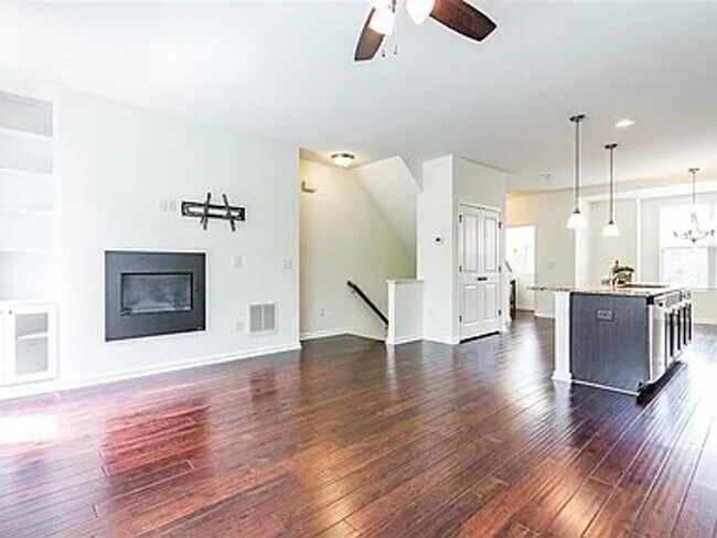Foto del edificio - Prime Cary Living in Fryars Gate – Available Mid-August!
