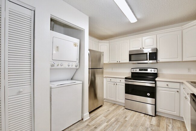 Building Photo - Spacious 3/2 Condo with a Cover Patio Area...