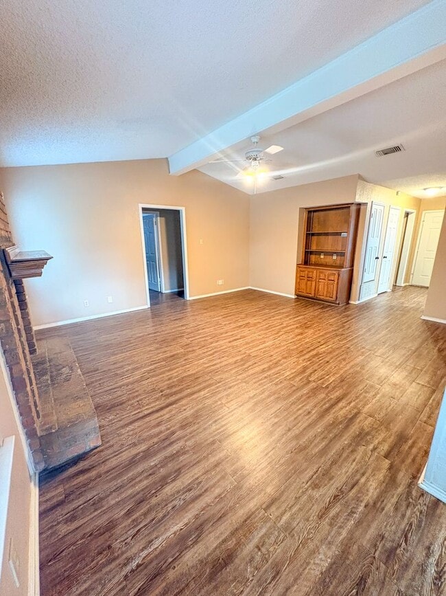 Foto del edificio - 100 Marylee Dr