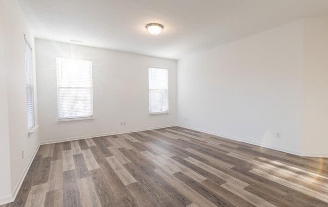 Foto del edificio - 8060 Clarks Creek Ct