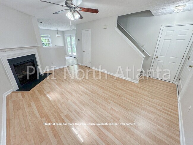 Building Photo - Fenced in Backyard! Bring your PETS!