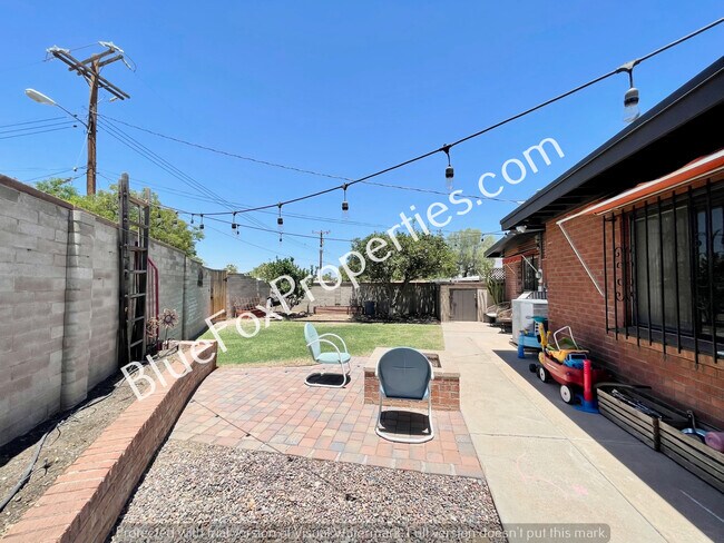 Foto del edificio - 3523 N Stewart Ave