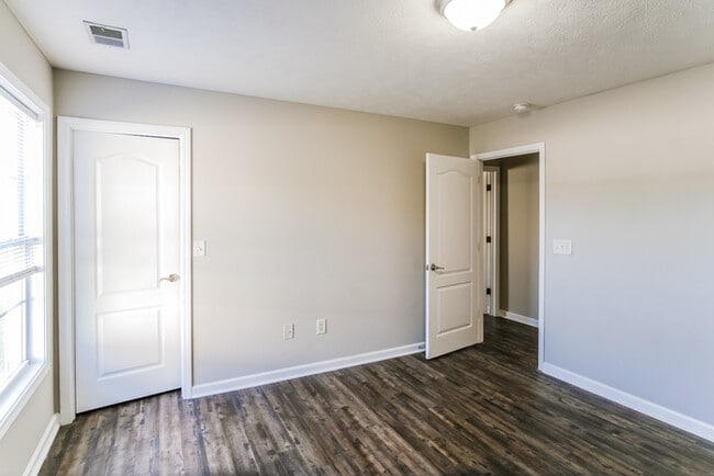 Building Photo - Charming 3 Bedroom
