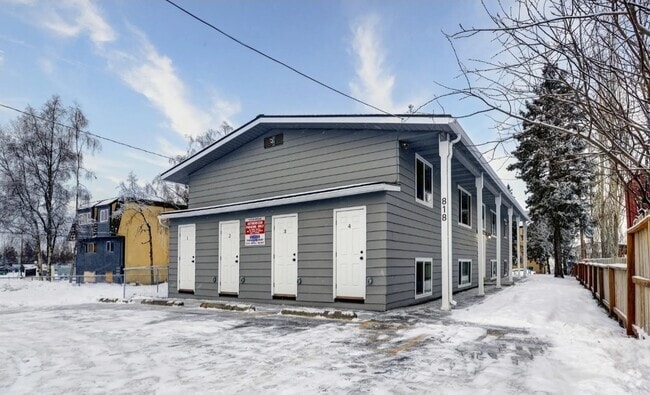Building Photo - 818 E 10th Ave