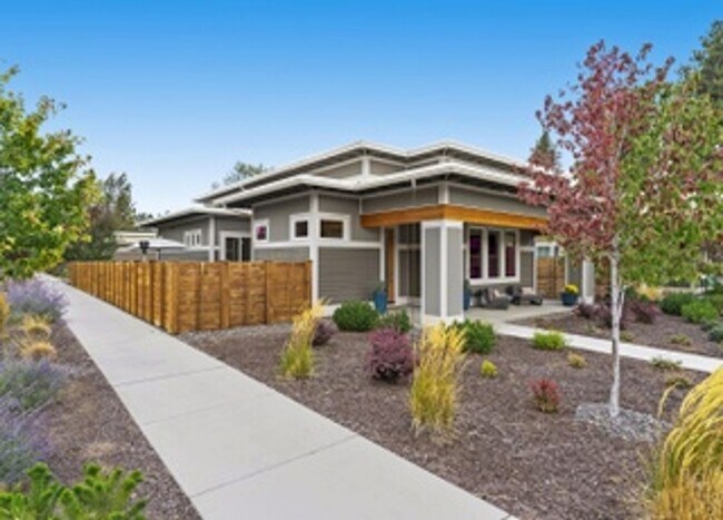 Building Photo - Beautiful Mid-Century Modern Home with lot...