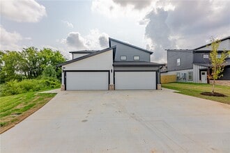 Building Photo - 1408 SW Casuarina Dr