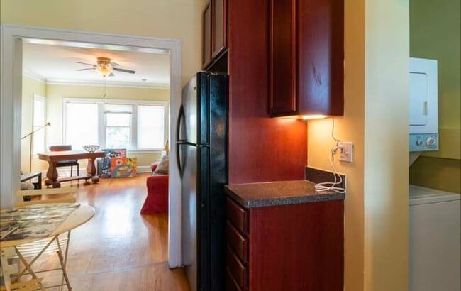 Vista de la cocina al oeste - 906 S Elmwood Ave