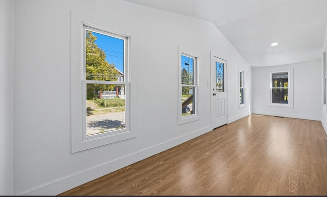 Building Photo - 867 E 12th Ave