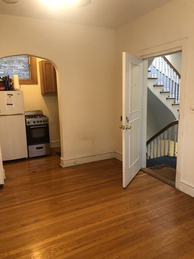 Building Photo - 533 W Wrightwood Ave