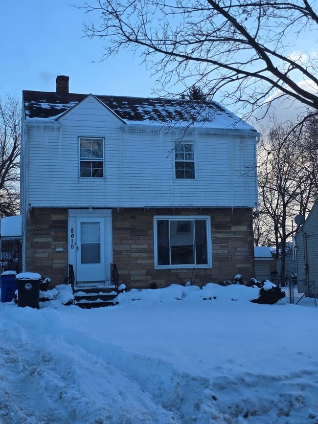 Building Photo - 8610 Rosewood Ave