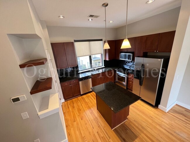 Building Photo - 807 Holly Ave-2BR/2BA-3 Level Townhouse!!!
