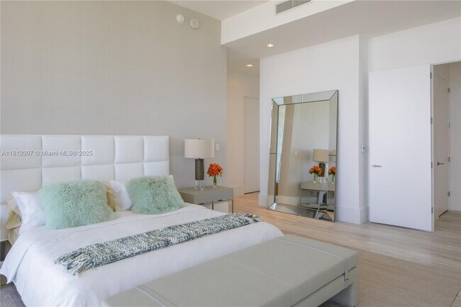 Foto del edificio - 2675 S Bayshore Dr