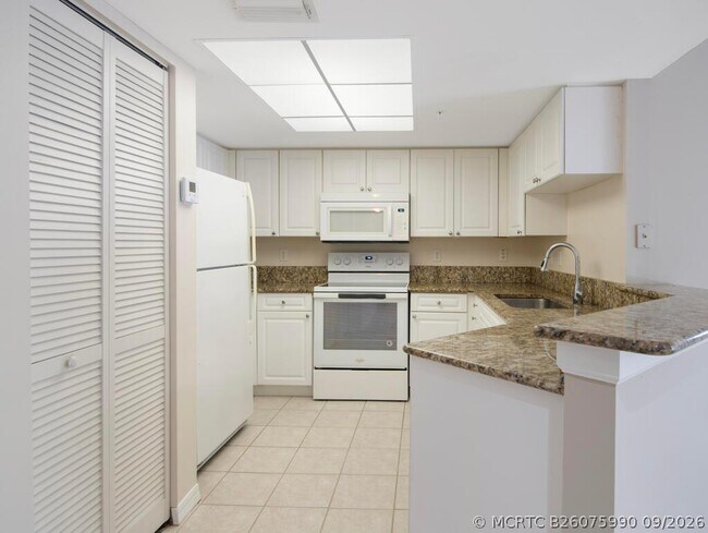 Building Photo - 500 Crestwood Ct N