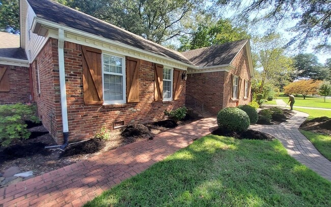 Building Photo - 1264 Yorkshire Dr
