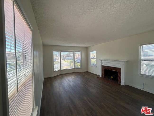 Building Photo - 1029 W 84th St