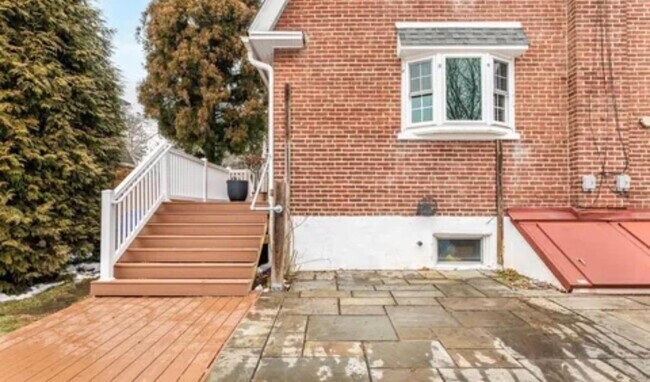 Building Photo - 444 St Davids Ave