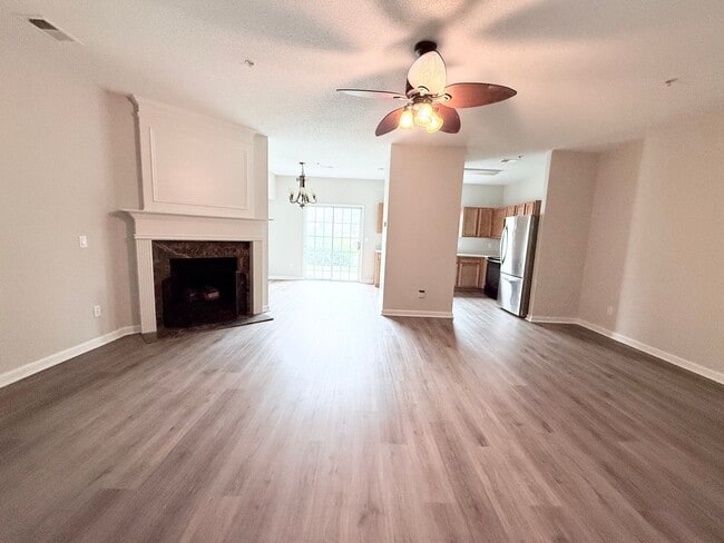 Building Photo - 2 Bedroom Townhome in gated community - Cu...