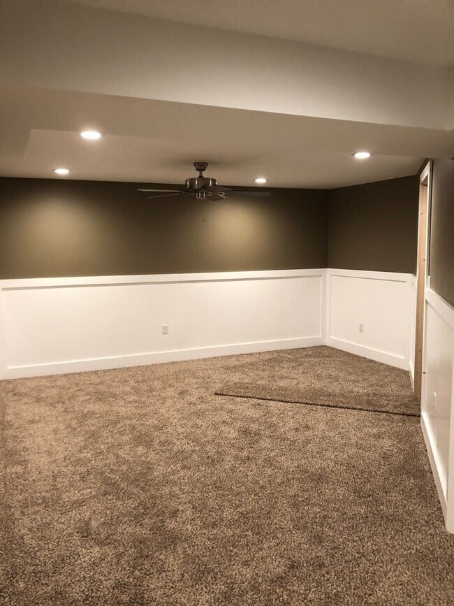 Foto del edificio - Four bedroom home in Plum Springs with fully finished basement