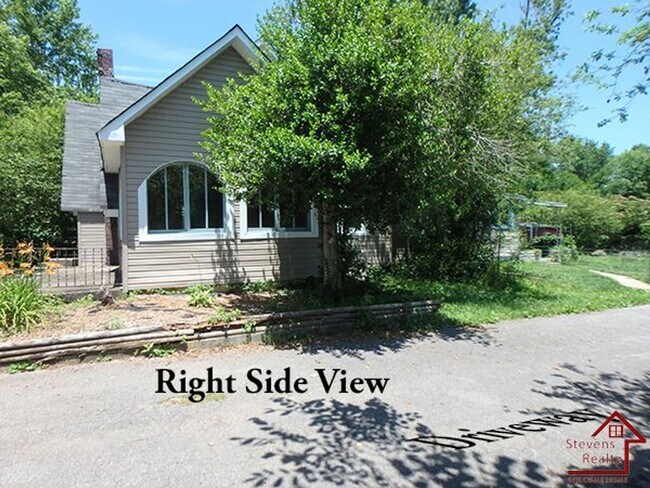 Foto del edificio - 411 First Ave N-