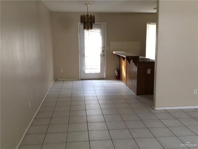 Building Photo - 2002 Angus St