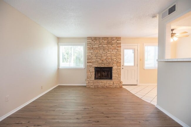 Building Photo - 925 Chisholm Cove